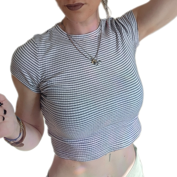 H&M Tops - Like new H&M cropped top SM/XS black and white organic cotton